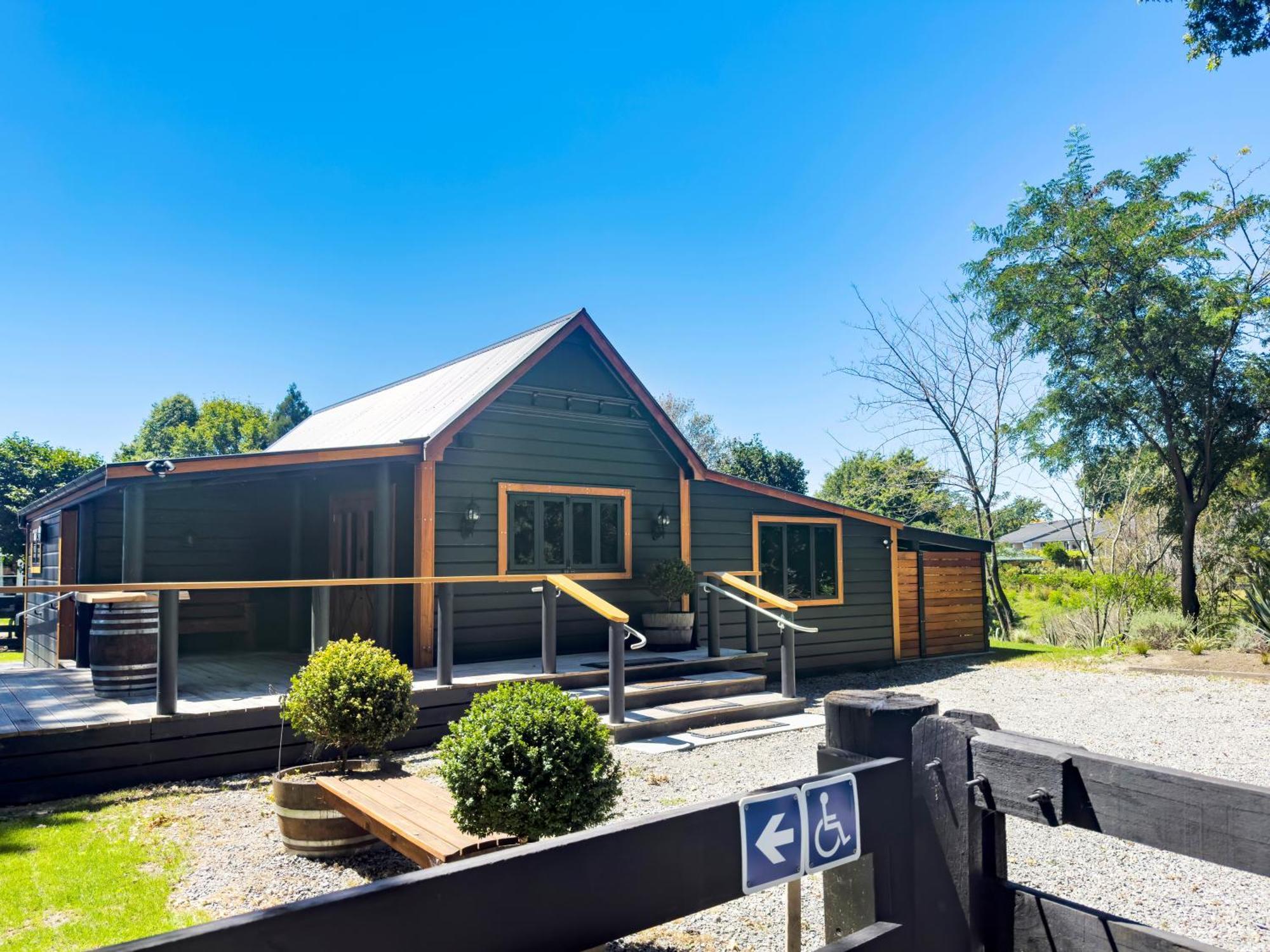 Black Cottage Boutique Acommodation Havelock North Bagian luar foto