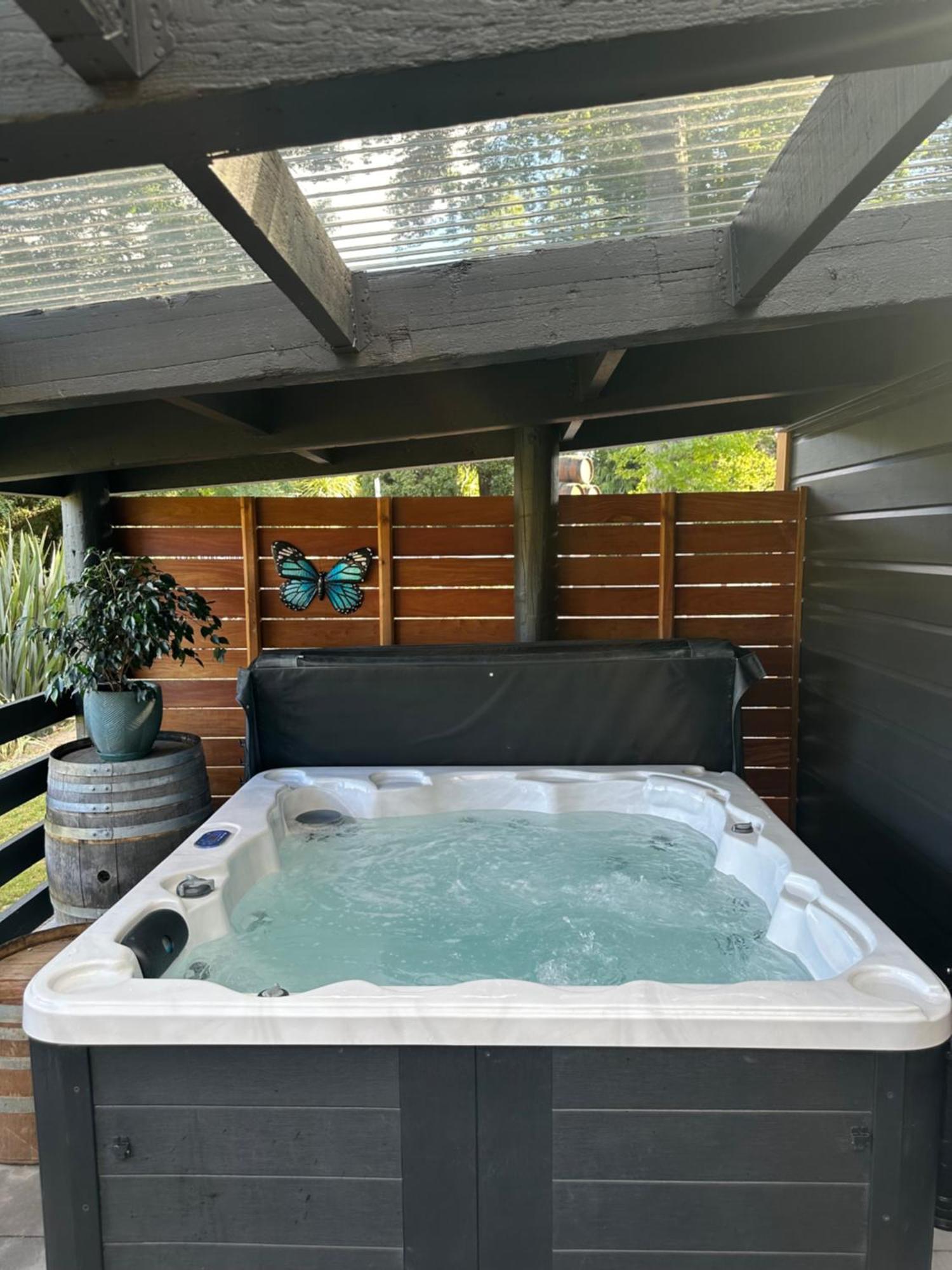 Black Cottage Boutique Acommodation Havelock North Bagian luar foto